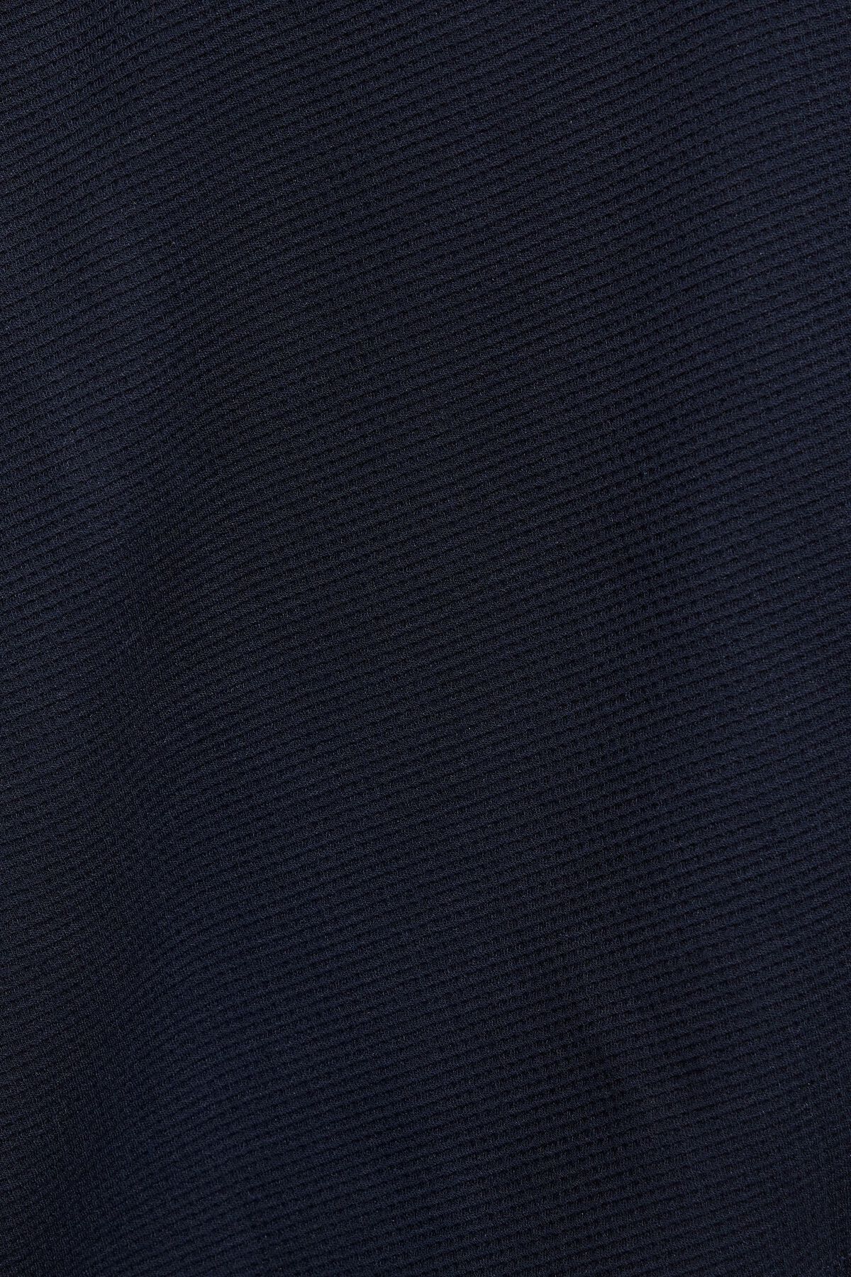 100088845_06G_alt3_1920x2880