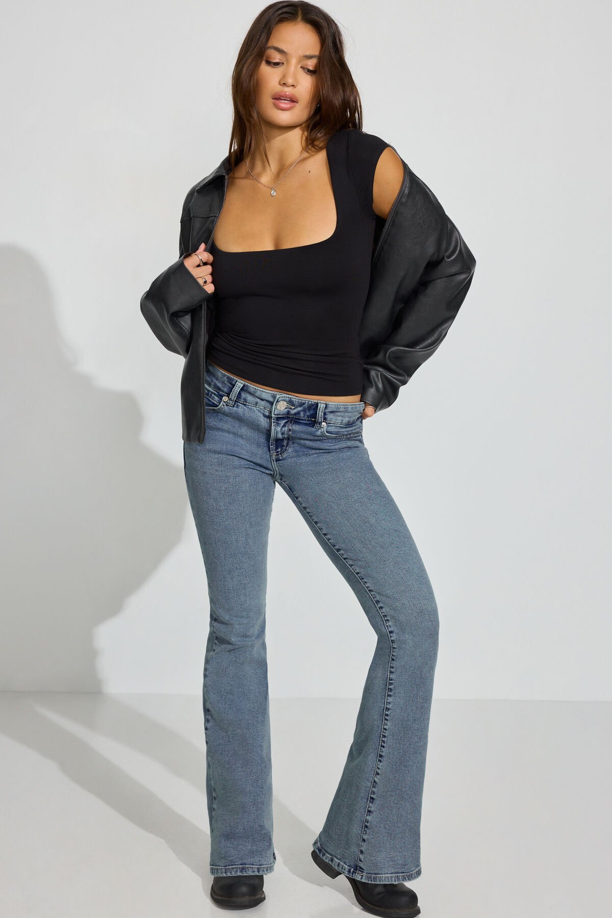 100100239_06V_alt1_1920x2880